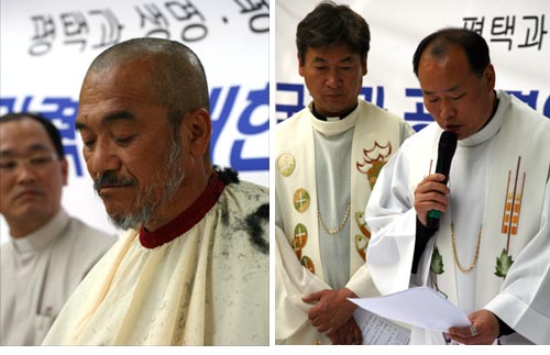 (좌) 국가공권력 행사에 대한 천주교사제단 단식기도회에서 문규현 신부가 삭발을 하고 있다. (우) 전종훈 신부는 평택사건에서의 공권력남용에 반대하는 성명서를 낭독했다. 